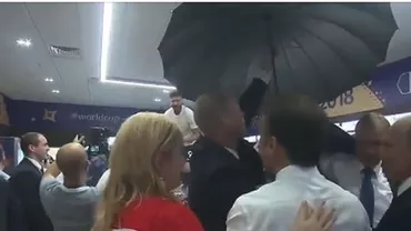 Nelipsita umbrelă: Putin, protejat de şampania cu care sărbătoreau francezii victoria (FOTO, VIDEO)