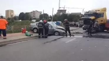 Accident CUMPLIT la Iasi! Un TIR a intrat din plin într-o maşină: Bilanţul victimelor (FOTO, VIDEO)