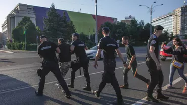 Incidente în Piaţa Victoriei: Jandarmii au intervenit în forţă pentru a înlătura protestatarii care voiau să monteze un banner (FOTO)