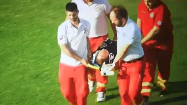 Momente grele pentru Marius Avram: Arbitrul român a fost scos pe targă de la meciul pe care îl conducea în Europa League (VIDEO)