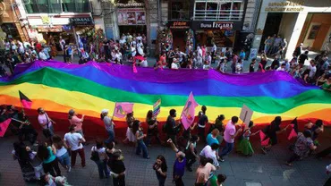 Victorie pentru comunitatea LGBT la Curtea Constituţională: Decizie în cazul cuplului homosexual Coman-Hamilton