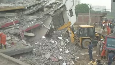 Un bloc de șase etaje s-a prăbușit peste o altă clădire! Bilanțul victimelor (FOTO)