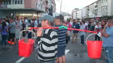 Bacău: După şapte zile, apa potabilă a revenit la robinet, dar la presiune scăzută. Primarul depune plângere penală împotriva firmei care a executat lucrările la conducta oraşului (VIDEO)