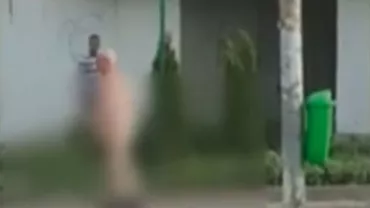 Protest inedit în Bacău: Un bărbat a ieşit complet dezbrăcat pe stradă pentru a protesta privind lipsa de apă potabilă (VIDEO)