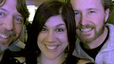 O mamă a patru copii trăiește cu fostul soț și cu actualul iubit în aceeași casă: Suntem o familie modernă!