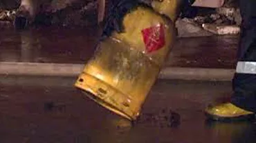 Oradea: Două persoane au fost RĂNITE după ce două butelii au EXPLODAT pe balcon