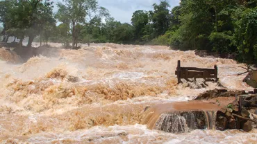 Tragedie! S-a RUPT cel mai mare baraj: Zeci de MORŢI și sute de persoane dispărute. 5 MILIARDE de metri cubi de apă, deversate (VIDEO)
