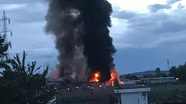 Prahova: Incendiu puternic la un service auto. Intervenție de urgență a pompierilor (VIDEO)