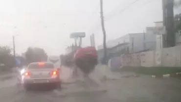 Incident REVOLTĂTOR pe o şosea din România: O mașină este aruncată în aer după ce trece peste o gură de canal acoperită de apă (VIDEO)