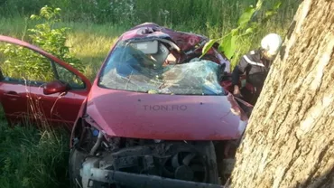 TRAGEDIE în Brăila: O tânără a intrat cu mașina într-un copac, din cauza ploii torențiale