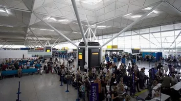 Zeci de copii români, blocaţi de peste 18 ore pe aeroportul Stansted din Anglia. Ce se întâmplă cu aceştia