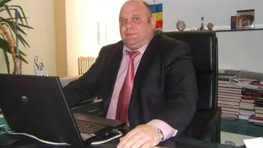 PENTRU CĂ POATE: Șeful Casei de Asigurări de Sănătate Bacău și-a dat spor de vătămare de 2.200 de lei pentru că stă în fața calculatorului