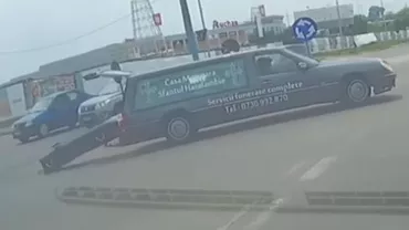 VIRALUL ZILEI: A pierdut coșciugul în drum spre cimitir, într-un sens GIRATORIU
