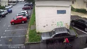 Imagini ȘOCANTE din Brașov: O BĂTRÂNĂ a fost TÂLHĂRITĂ în PLINĂ ZI! Nimeni nu a intervenit (VIDEO)