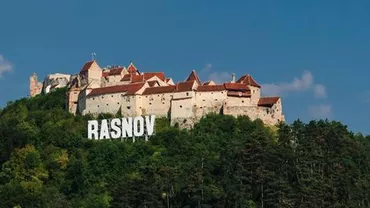 Momente cumplite la Râşnov: Peste 30 de turişti sunt BLOCAŢI de ore bune după ce viitura a inundat singurul drum de acces