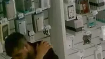 Constanța: Hoț de telefoane, surprins de camerele de supraveghere, într-un service GSM (VIDEO)