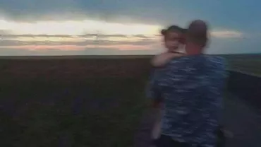 Fetiţă de 3 ani, CĂRATĂ în braţe de poliţişti câţiva kilometri, pentru că drumul era  impracticabil pentru ambulanţă (FOTO)