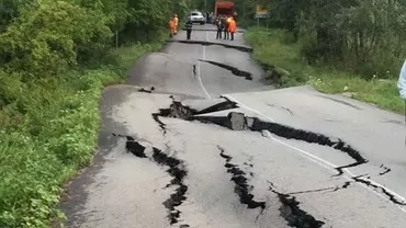 Imagini ca după cutremur: DRUM NAȚIONAL, distrus după o alunecare de teren (VIDEO)