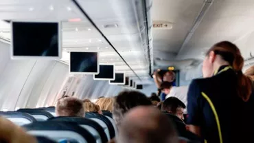PANICĂ în AER! O stewardesă româncă, bătută și amenințată de un pasager arab