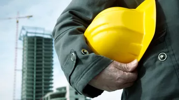 DOREL LOVEȘTE DIN NOU! Cum SFORĂIE trei muncitori printre moloz și pietre (FOTO)