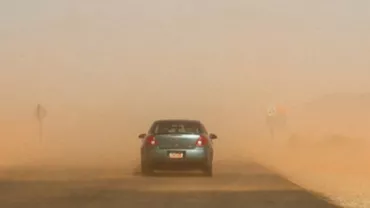 METEOROLOGII AVERTIZEAZĂ: Un val de praf saharian va ACOPERI România. Unde loveşte canicula