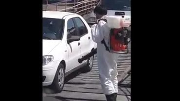 Pesta porcină face ravagii în ţară, dar autorităţile nu iau situaţia în serios: Angajaţi DVS, filmaţi în timp ce mimează dezinfecţia maşinilor (VIDEO)