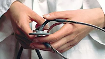 Medic acuzat că a lăsat să moară un bătrân căzut în apropierea cabinetului. ''Doamna doctor se uita pe geam''