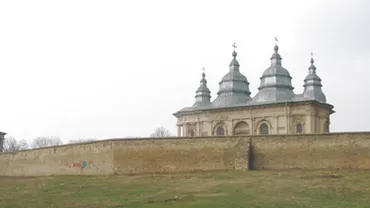 Descoperire ȘOCANTĂ în curtea unei mănăstiri din ROMÂNIA! Incredibil ce a ieșit din PĂMÂNT! Oamenii și-au făcut CRUCE (FOTO)