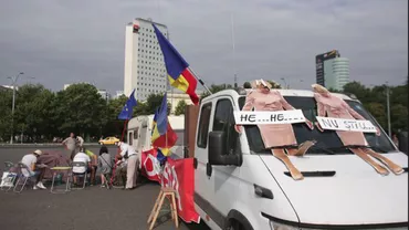 Primii protestatari au început să ocupe Piaţa Victoriei în pregătirea mitingului diasporei: Aceştia au adus o rulotă şi vor să rămână peste noapte în corturi (FOTO, VIDEO)