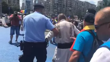 Un nou incident în Piaţa Victoriei: Jandarmii au ridicat un bărbat care ar fi lovit manifestanţii