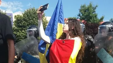IMAGINEA ZILEI: Selfie cu scutierii la protestul din Piaţa Victoriei! (FOTO)