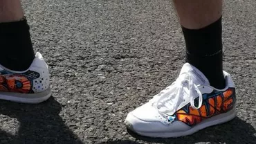 VIRALUL ZILEI: „Adidaşii anti-PSD“!  Cum a venit încălţat la protest un român din Suedia (FOTO)