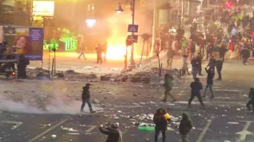 Imagini DRAMATICE în Piaţa Victoriei: Protestatarii alungaţi cu grenade lacrimogene și tunuri cu apă (VIDEO)