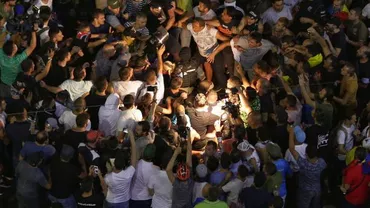 Situaţie gravă pentru femeia jandarm lovită în Piaţa Victoriei: Este suspectă de fractură la coloana cervicală!