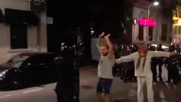 Dovada că jandarmii au bătut protestatarii care manifestau pașnic: Un bărbat cu mâinile ridicate, atacat din senin (VIDEO)