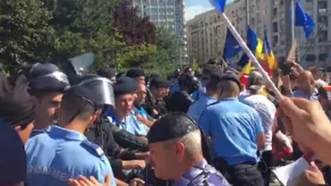 Discuție UIMITOARE între un jandarm și protestatari despre intervenția violentă de vineri seară