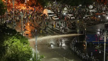Indivizii suspectați cu au furat arma femeii-jandarm din Piața Victoriei, săltați de polițiști (FOTO)