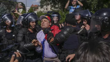 ȘI BĂTUȚI, ȘI INSULTAȚI. Jandarmeria dă vina tot pe manifestanți pentru intervenția violentă de la protest: După ce oamenii vor deveni raționali, vor vedea că acțiunea noastră a fost una necesară