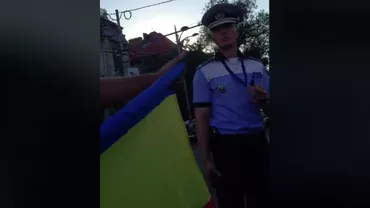 Șofer, obligat de polițiști să dea jos steagul pe care îl avea pe mașină: Motivul este uimitor (VIDEO)