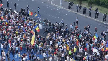 Jandarmii și-au încălcat propriul ghid în timpul intervenției în forță din Piața Victoriei (VIDEO)