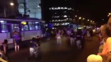 Noi imagini de la violențele din Piața Victoriei: Un jandarm lovește fără milă un bărbat aflat într-o stație de tramvai (VIDEO)