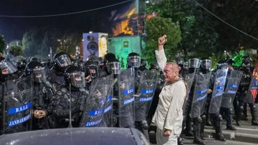 Cum s-a dat de gol ''OMUL ÎN ALB'' de la protest: Liderul jandarmilor a recunoscut că și-a luat o eșarfă tocmai pentru că avea nevoie de protecţie împotriva gazelor