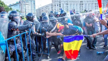 Protestatarii care au inhalat GAZ LACRIMOGEN să se prezinte DE URGENȚĂ LA MEDIC! Un doctor explică RISCURILE reale ale substanțelor toxice împrăștiate în Piața Victoriei