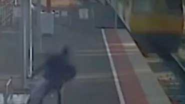 Tânăr surprins când voia să-și ARUNCE iubita în fața TRENULUI (VIDEO ȘOCANT)