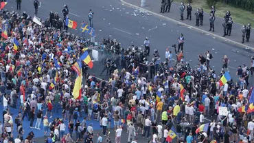 Un pensionar bătut în Piața Victoriei, acuzat că a lovit jandarmii cu piciorul în cască: Nici la 20 de ani nu eram vreun Bruce Lee (VIDEO)
