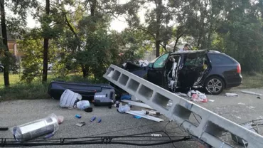 ACCIDENT GRAV: O familie întreagă a ajuns la SPITAL după ce s-a ciocnit de un stâlp de electricitate (VIDEO, FOTO)