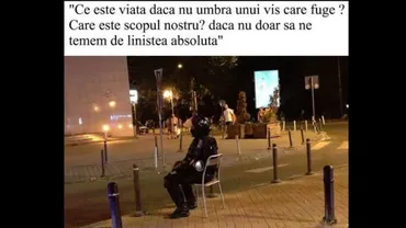 VIRAL. Povestea fotografiei cu jandarmul care ''filosofează'' în mijlocul protestelor din Piața Victoriei (FOTO)