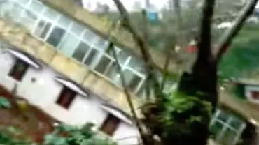 Momentul în care un bloc de locuințe e luat de viitură cu tot cu locatari (VIDEO)