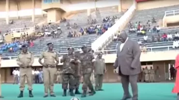 Ministrul Sportului din Uganda s-a FĂCUT de RÂS după ce a PICAT în FUND, încercând să dea lovitura de începere a unui meci. Omul avea 120 de kilograme! (VIDEO)