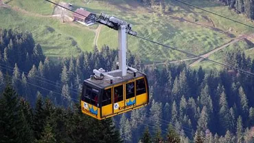 PANICĂ la zeci de metri altitudine! Telecabina a rămas BLOCATĂ! Turiștii, salvați de alpiniști